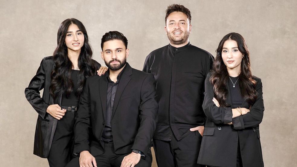 Das Team von Salon „JS HAIRARTISTS“ (von links): Friseurmeisterin Jihan Mohamad, die beiden Inhaber Jamil Mohamad und Selim Selimoglu sowie Friseurmeisterin Juana Mohamad. Foto: privat