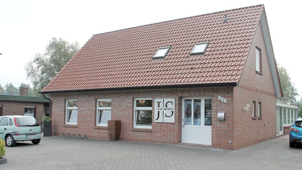 Der Friseursalon „JS HAIRARTISTS“ ist an der Hauptstraße 209 in Völlenerfehn eröffnet worden.