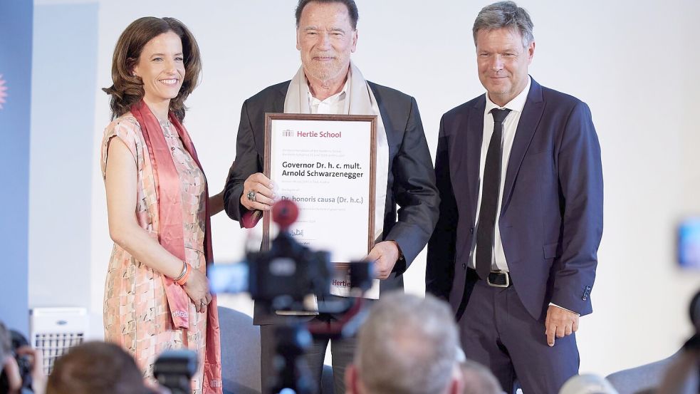 Der Ex-Gouverneur von Kalifornien, Arnold Schwarzenegger hat in Berlin die Ehrendoktorwürde erhalten. Foto: Joerg Carstensen/dpa