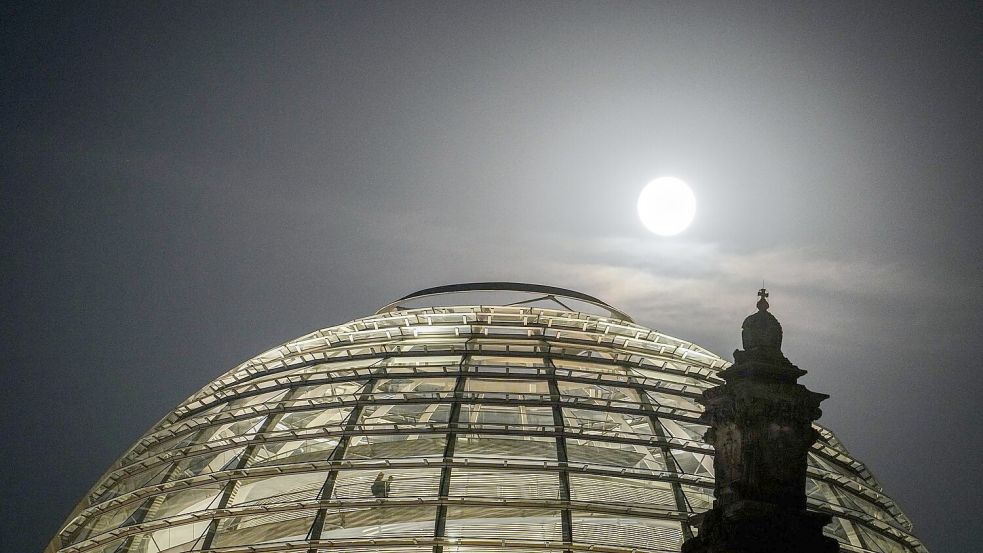 Der Vollmond leuchtete hell über der Kuppel des Reichstagsgebäudes. Foto: Kay Nietfeld/dpa