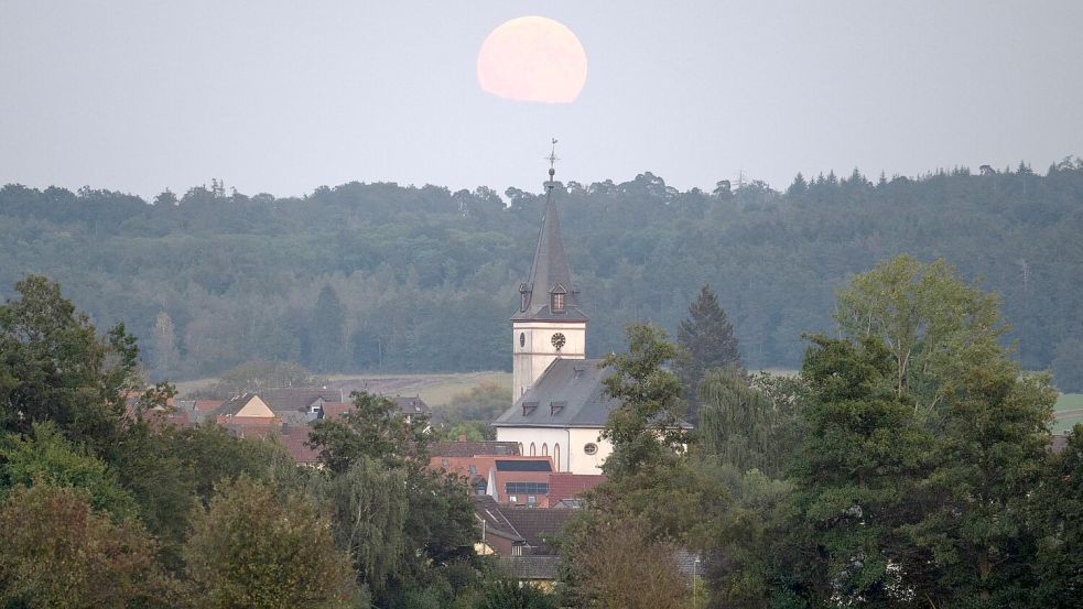 Wegen seiner nicht kreisrunden Umlaufbahn gab es einen Vollmond besonders nah an unserem Heimatplaneten - entsprechend wirkte er ungewöhnlich groß, wie am Abend hier im Taunus. Foto: Boris Roessler/dpa