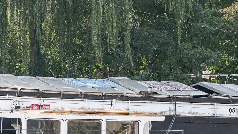 Bei einem Partyboot auf der Berliner Spree ist ein Metalldach eingestürzt. Foto: Jens Kalaene/dpa