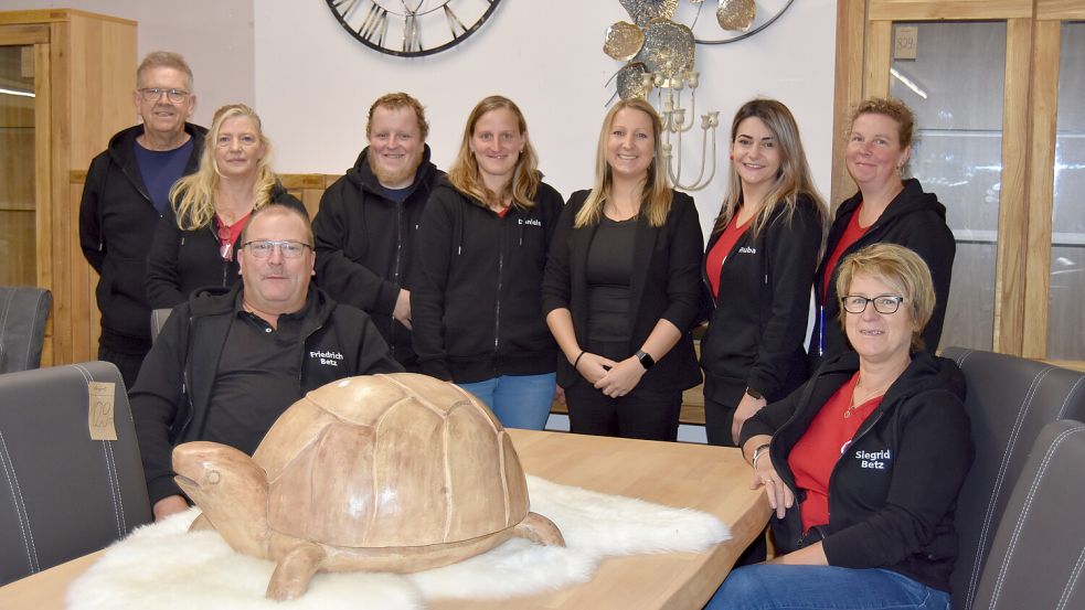 Das Sika-Team: Friedrich und Siegrid Betz (sitzend) sowie (hinten, von links) Heinz Woortmann, Dorothea Läken, Björn Kramer, Daniela Brandt, Jasmin Pauly, Ruba Alzekimi, Tina Wiese. Es fehlen Wenzel Sedlatschek und Stefan Förster. Foto: Prins