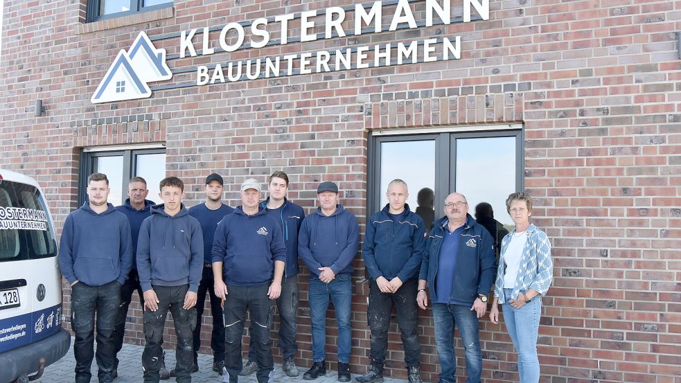 Vielseitig und zuverlässig: Das Bild zeigt (von links) die Mitarbeiter Jonas Jaeger, Michael Arens, Leon Brink, Marco Raske, Andreas Bluhm, Thorsten König, Alfred Boekhoff sowie Justin, Joachim und Anja Klostermann. Foto: Prins