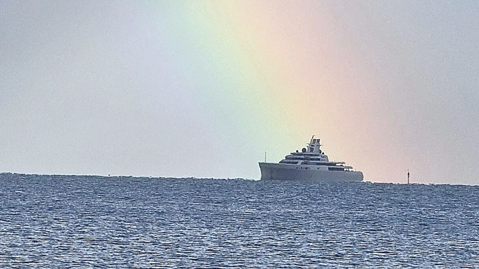 Beliebtes Fotomotiv in den vergangenen Tagen: Die Superyacht „Alibaba“ auf Erprobungsfahrt in der Jade. Foto: Privat