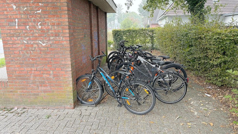 Schüler stellen morgens ihre Fahrräder bei der Haltestelle an der Ecke Folmhuser Straße/Telkampsweg in Ihrhove ab und fahren dann mit dem Bus zur Schule. Am Mittwoch sind mehrere Räder beschädigt worden. Foto: Ammermann