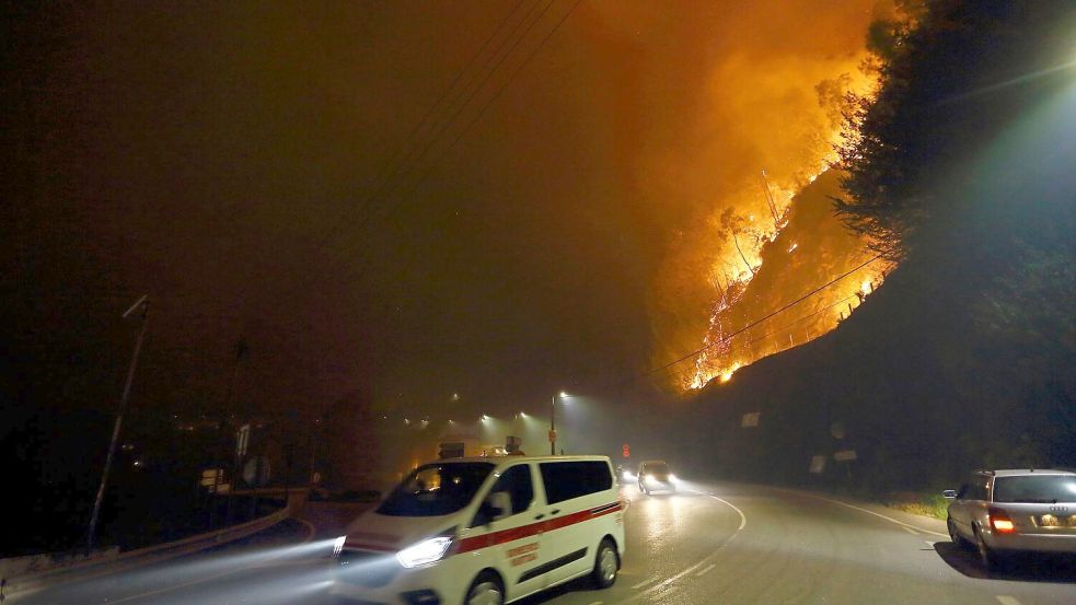 Weniger Wind, steigende Luftfeuchtigkeit und vor allem die Ankündigung von Regen machten den Menschen Hoffnung auf ein Ende der vielen Brände. Foto: Bruno Fonseca/AP/dpa