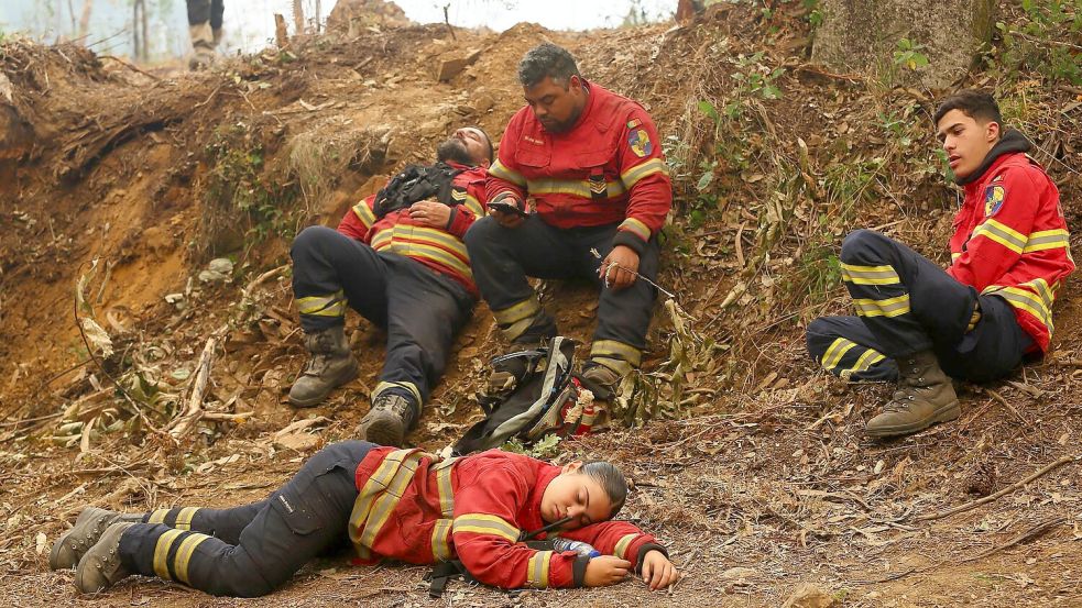 Fast 4.000 Feuerwehrleute und Helfer kämpfen oft bis zur völligen Erschöpfung gegen die Flammen. Foto: Bruno Fonseca/AP