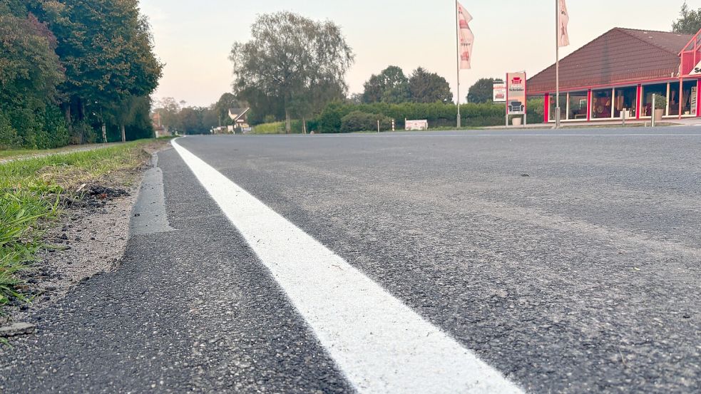 Die Sanierung der Bundesstraße bei Folmhusen schreitet voran. Es laufen schon die Markierungsarbeiten auf der neuen Fahrbahndecke. An diesem Donnerstagmorgen gab es auf der Baustelle einen Zwischenfall, bei dem eine Fahrzeugführerin einem Sicherungsposten über den Fuß gefahren ist. Foto: Ammermann