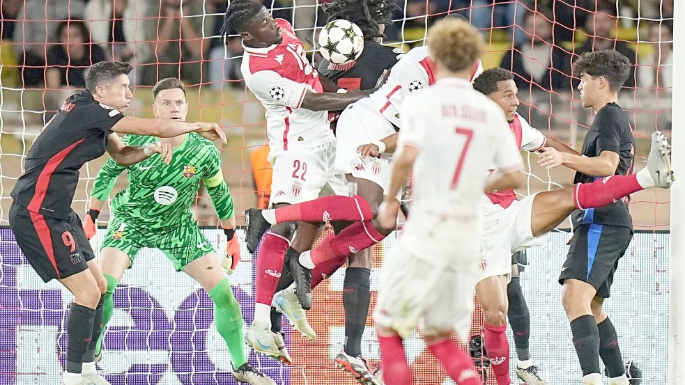 Nationaltorhüter Marc-André ter Stegen (2.v.l.) verlor mit dem FC Barcelona bei der AS Monaco. Foto: Laurent Cipriani/AP