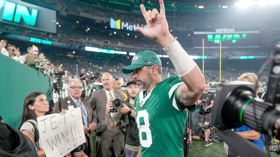 Star-Quarterback Aaron Rodgers feiert seinen ersten Heimsieg mit den Jets. Foto: Seth Wenig/AP/dpa