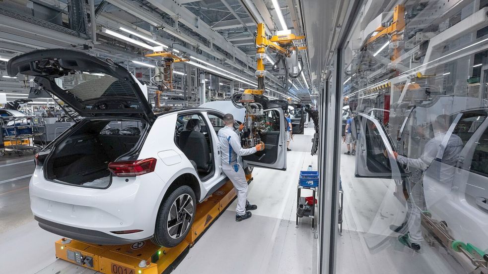 Die deutsche Autoindustrie kämpft mit schwachen Verkaufszahlen besonders bei E-Autos. (Archivbild) Foto: Hendrik Schmidt/dpa