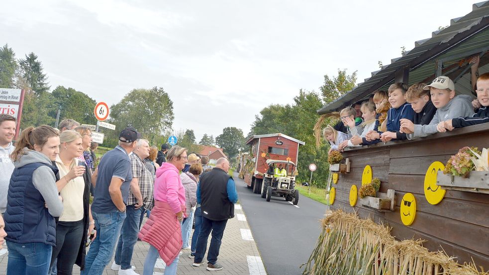 Entlang der Straßen, wie hier an der Ecke Forststraße/Alter Brunsel, standen im vergangenen Jahr viele Besucher und begrüßten die Insassen der Umzugswagen. Archivfoto: Weers