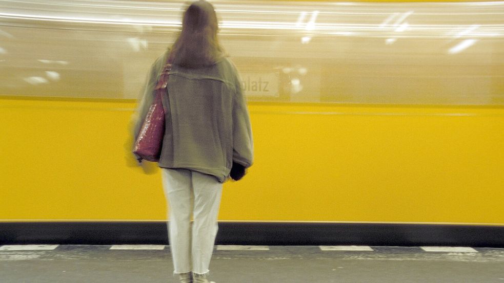 So ein Pech: Eine junge Frau hat die Abfahrt einer U-Bahn versäumt. Foto: imago / Steinach