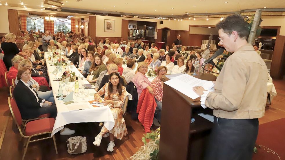 Die Vorsitzende des KreisLandFrauenverbandes Cloppenburg, Doris Wieghaus, begrüßte rund 300 Landfrauen zum Kreislandfrauentag im Saale Sieger in Thüle. Foto: Passmann