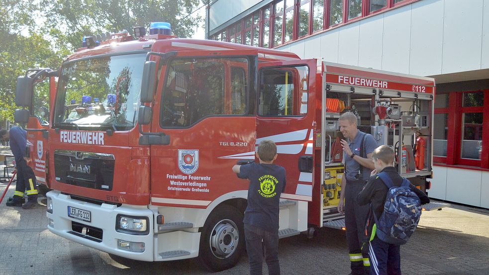 Auch die Feuerwehr war vor Ort und beteiligte sich an dem Auftakt des Schuljubiläums. Foto: Ammermann