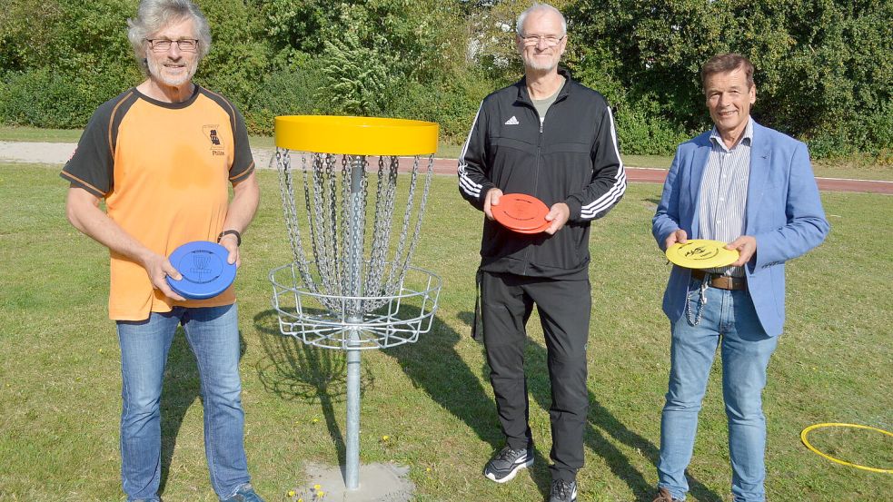 Philipp Federkeil (von links), stellvertretender Vorsitzender SV Sprint Westoverledingen, Stefan Wernicke (SV Sprint Westoverledingen) und Rainer Bruns, Schulleiter des Schulzentrums Collhusen, bei der Übergabe der Disc-Golf Anlage. Foto: Weers