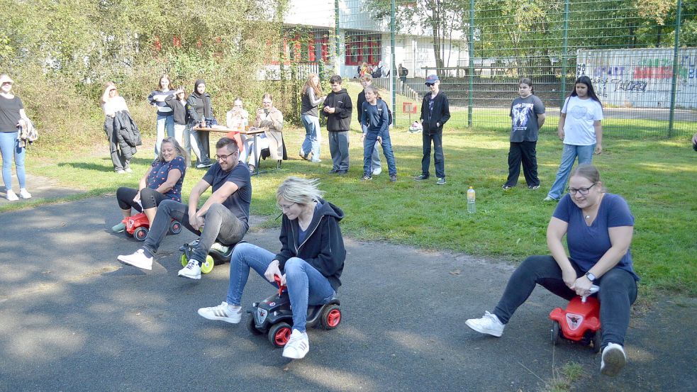 Auch die Lehrkräfte durften sich beim Wettrennen mit Bobbycars ausprobieren. Foto: Weers