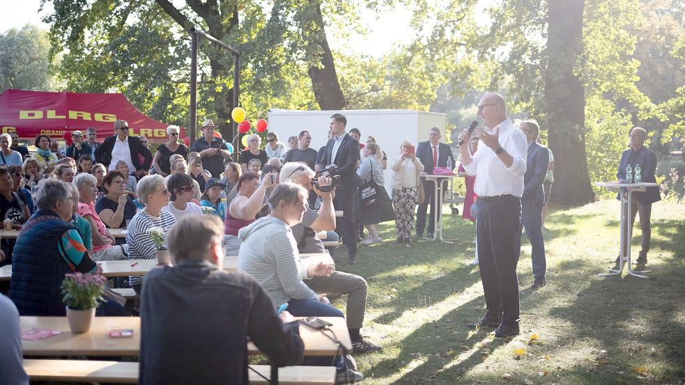 Woidke spricht beim Wahlkampfabschluss der SPD in Oranienburg vor rund 200 Menschen. Foto: Sebastian Christoph Gollnow/dpa