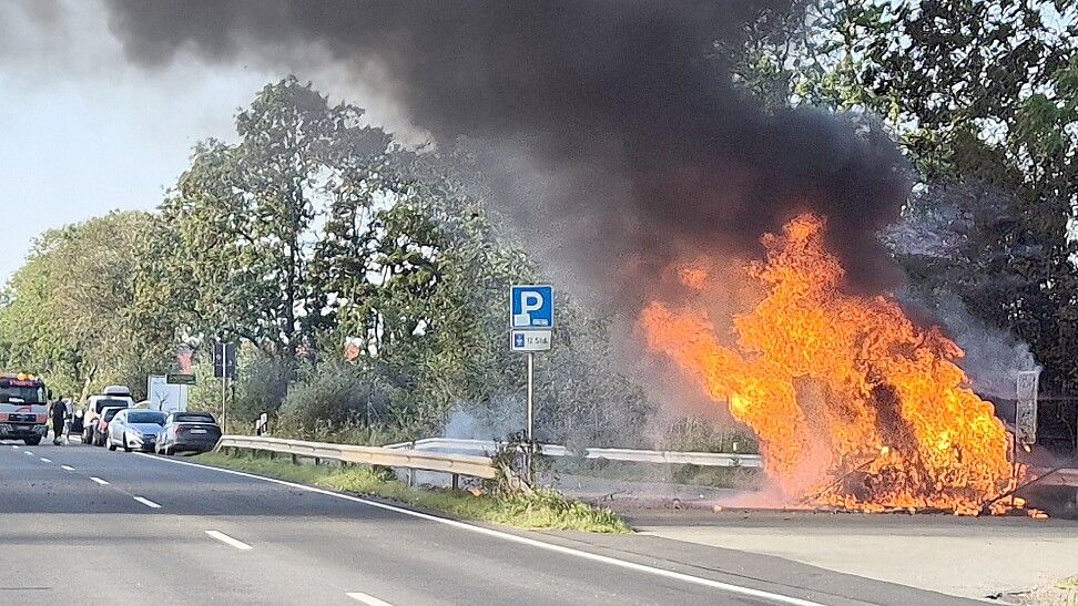 Beim Eintreffen der Feuerwehr brannte das Fahrzeug lichterloh. Foto: Feuerwehr