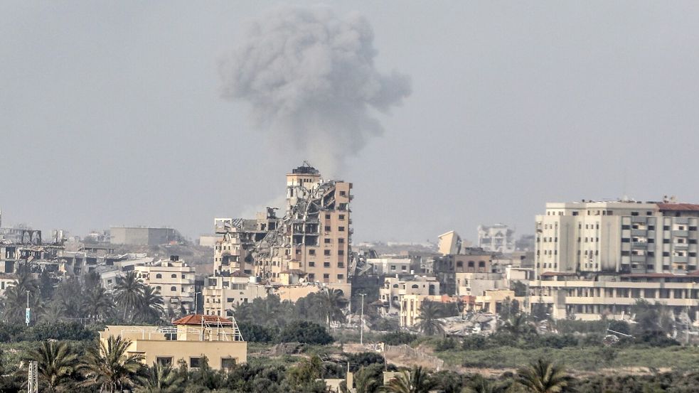 Rauch steigt nach einem Luftangriff in der Stadt Gaza auf. (Archivbild) Foto: Abed Rahim Khatib/dpa