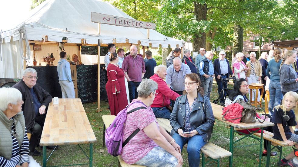 Ein wenig mittelalterlich geht es an diesem Wochenende im Stadtpark von Weener zu. Dort ist ein Feldlager mit Taverne aufgebaut. Foto: Wolters