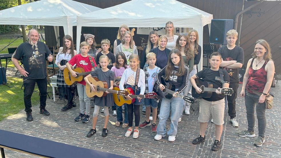 Nachwuchsmusiker der Musikschule „Takt und Ton“ (TuT) aus Westrhauderfehn laden an diesem Samstag noch bis 17 Uhr zum „rockigen Nachmittag“ in den Museumsgarten in Rhauderfehn ein. Foto: Ammermann