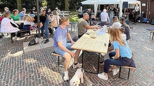 Schon zu Beginn der Musikveranstaltung hatten sich viele Gäste im Museumsgarten eingefunden. Foto: Ammermann