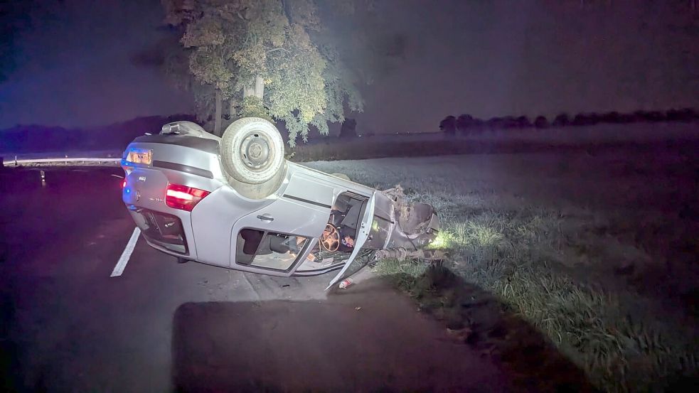 Kopfüber lag das Unfallfahrzeug am Fahrbahnrand. Foto: Feuerwehr/Bruns