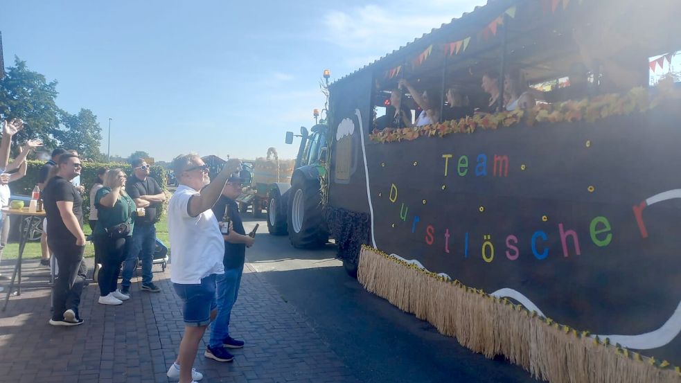 Zahlreiche Erntewagen nehmen am Umzug anlässlich des Erntefestes teil. Foto: Weers