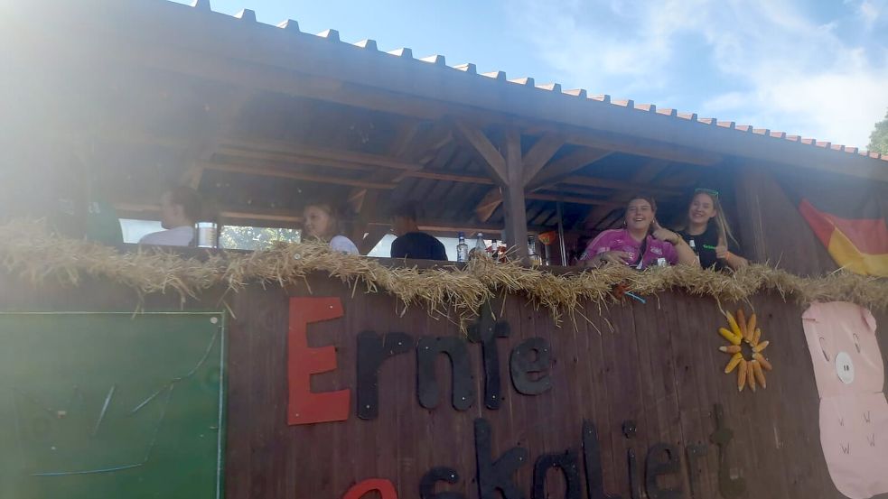 Bei den Teilnehmern auf den Umzugswagen herrscht gute Stimmung. Foto: Weers