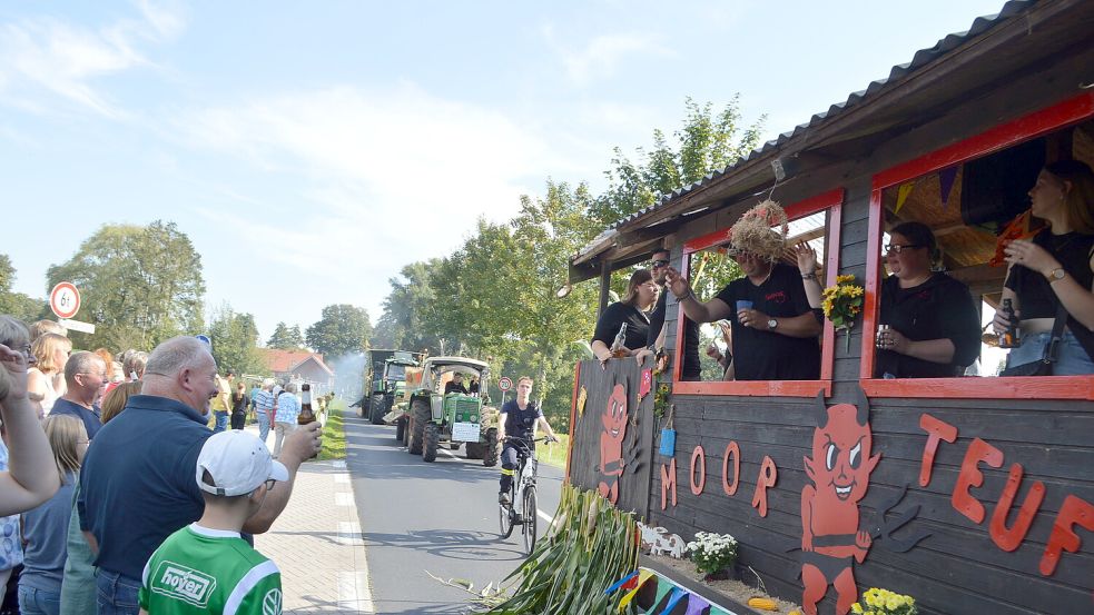 Auch die „Moor-Teufel“ waren beim Ernteumzug mit dabei. Fotos: Weers