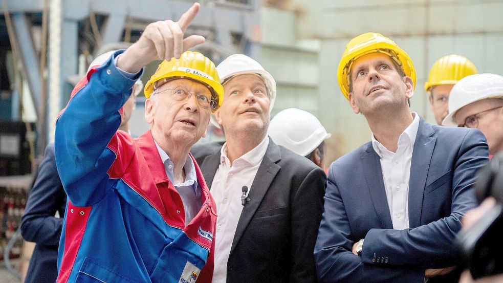 Bernard Meyer (von links), Inhaber der Meyer Werft, zeigt Robert Habeck (Bündnis 90/Die Grünen), Bundesminister für Wirtschaft und Klimaschutz, und Olaf Lies (SPD), Wirtschaftsminister in Niedersachsen, die Werft. Foto: Dittrich/dpa