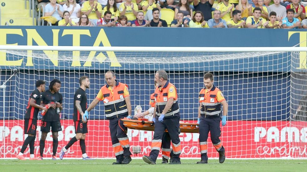 Marc-André ter Stegen muss auf einer Trage vom Platz getragen werden. Foto: Alberto Saiz/AP/dpa