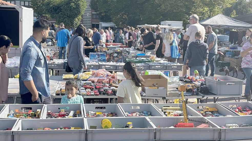 Gut besucht war auch der Flohmarkt beim Edeka-Markt. Rund 50 Stände waren aufgebaut worden. Foto: Ammermann