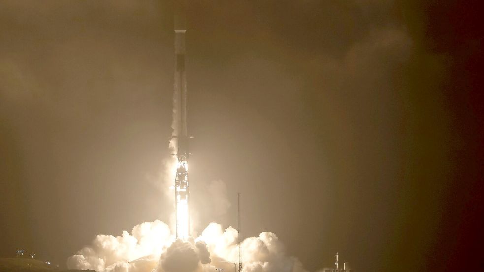 Die SpaceX Falcon 9 Rakete startet mit dem Double Asteroid Redirection Test (DART) an Bord vom Space Launch Complex 4E auf der Vandenberg Space Force Base in Kalifornien. Foto: Bill Ingalls/NASA/AP/dpa