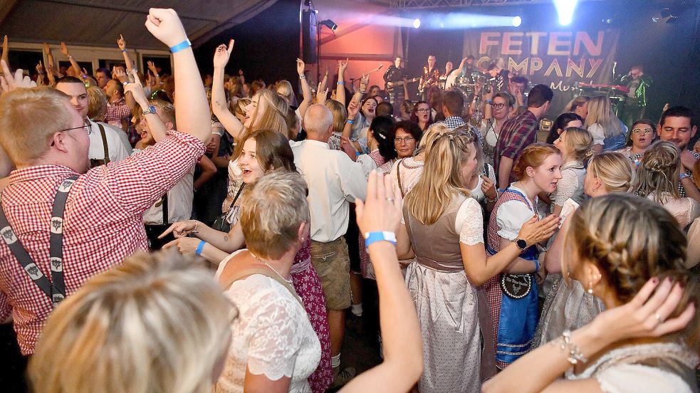 Die Besucherinnen und Besucher feierten zur Musik der Feten Company mächtig ab. Foto: Stromann