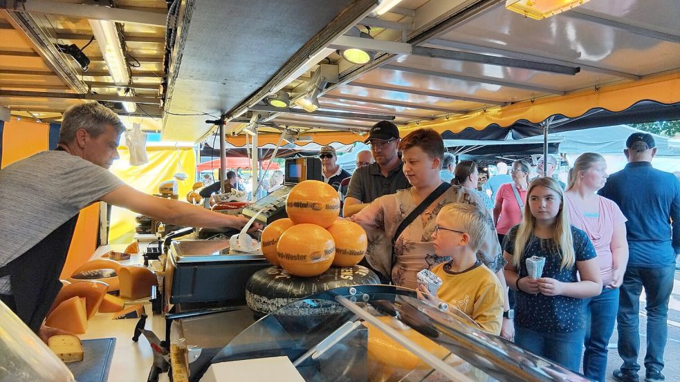 Holländische Spezialitäten wurden am Sonntag an den rund 40 Ständen des Hollandmarktes angeboten. Foto: Scherzer