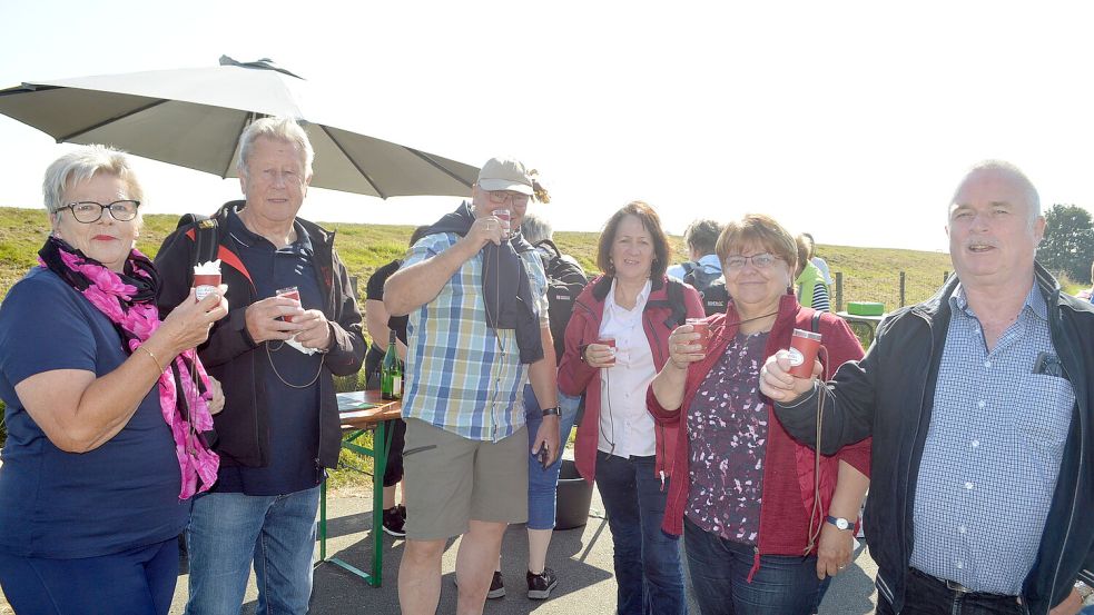 Die Teilnehmer wanderten rund um den Holter Hammrich von Weinprobe zur Weinprobe. Foto: Weers