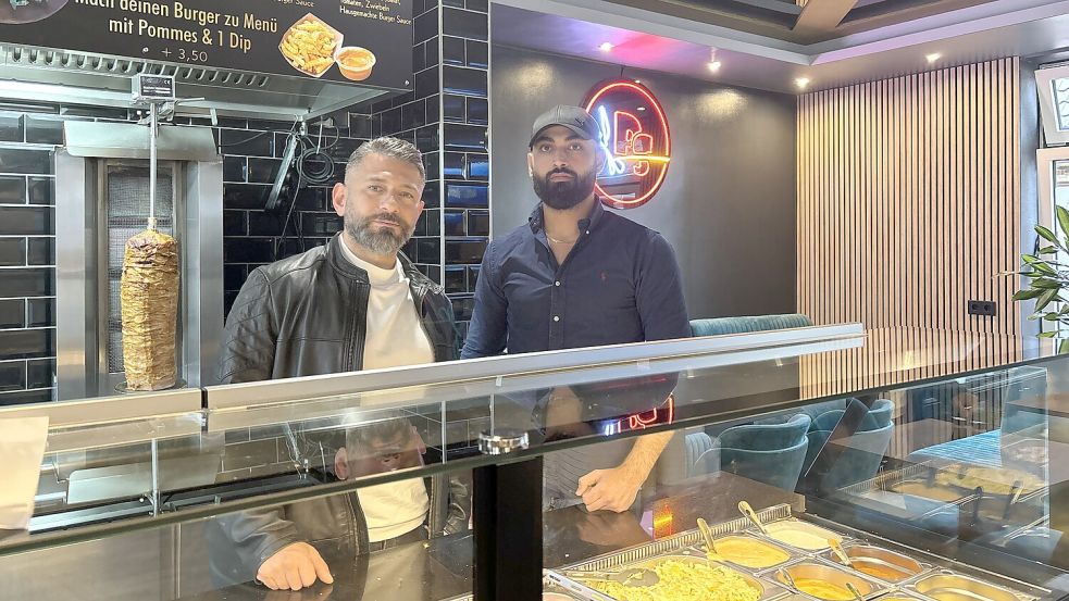 Inhaber des Piccola Strada, Ali Zein (links), mit dem Geschäftsführer Ali Darwish (rechts) in dem neuen Standort in Rhauderfehn. Foto: Spindler