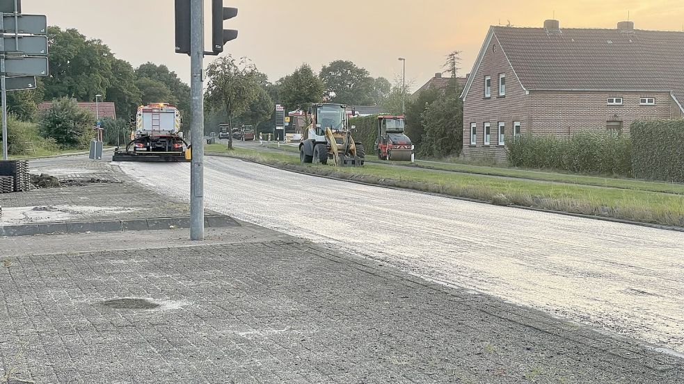 Am Montagabend wurde eine Klebeschicht auf die Fahrbahn aufgetragen. Foto: Hellmers