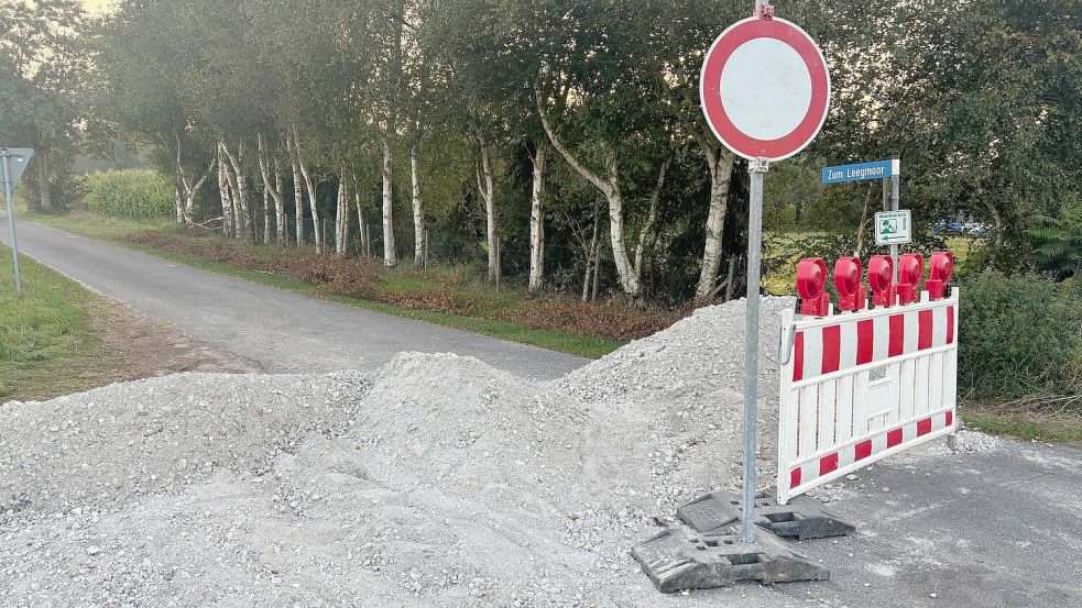 Unbekannte hatten den Schotter, der als Durchfahrtssperre dienen sollte, verteilt. Danach sind sie seitlich mit den Fahrzeugen über die Sperre gefahren. Mittlerweile hat der Bauhof der Gemeinde Westoverledingen den Schotterhaufen wieder erhöht. Foto: Ammermann