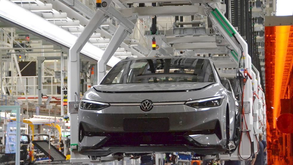 Ein Volkswagen wird im Emder Werk gebaut. Die Hoffnung der Mitarbeiter: Die Investition in E-Autos in Emden verschont sie vor Werksschließungen. Foto: Aiko Recke