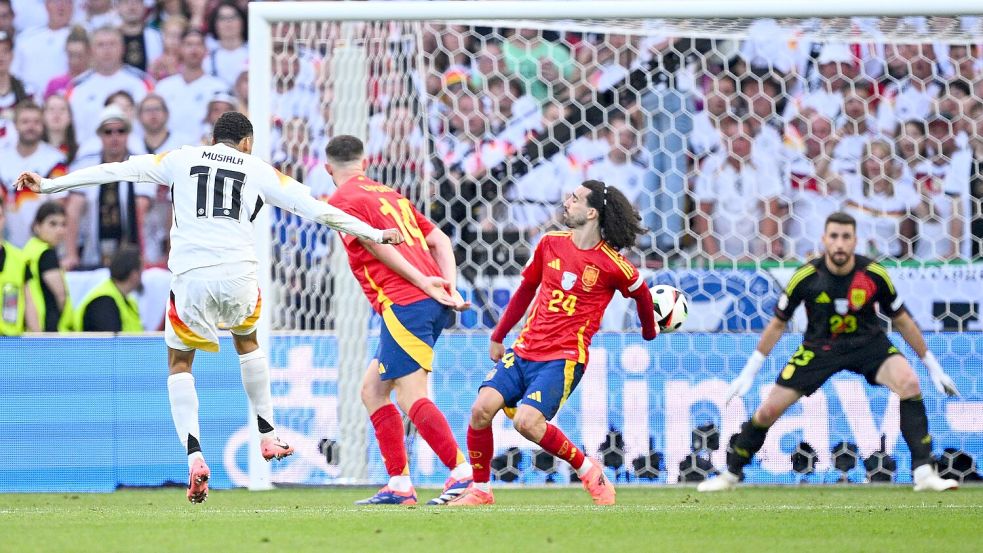 Eine Fehlentscheidung: Nach einem Bericht der UEFA-Schiedsrichterkommission hätte es für dieses Handspiel im EM-Viertelfinale Elfmeter für Deutschland geben müssen. Foto: Tom Weller/dpa