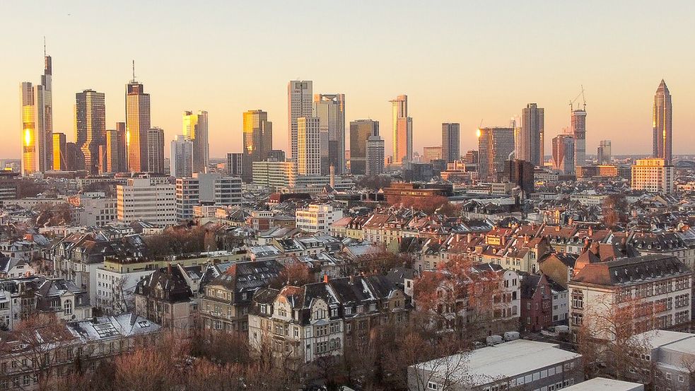 Das Risiko für eine Immobilienblase in Frankfurt ist nach Einschätzung der Schweizer Bank UBS gesunken (Archivbild). Foto: Boris Roessler/dpa