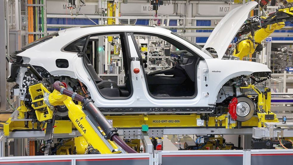 2023 hat die Autoindustrie noch kräftig in neue Industrieroboter investiert. (Symbolbild) Foto: Jan Woitas/dpa