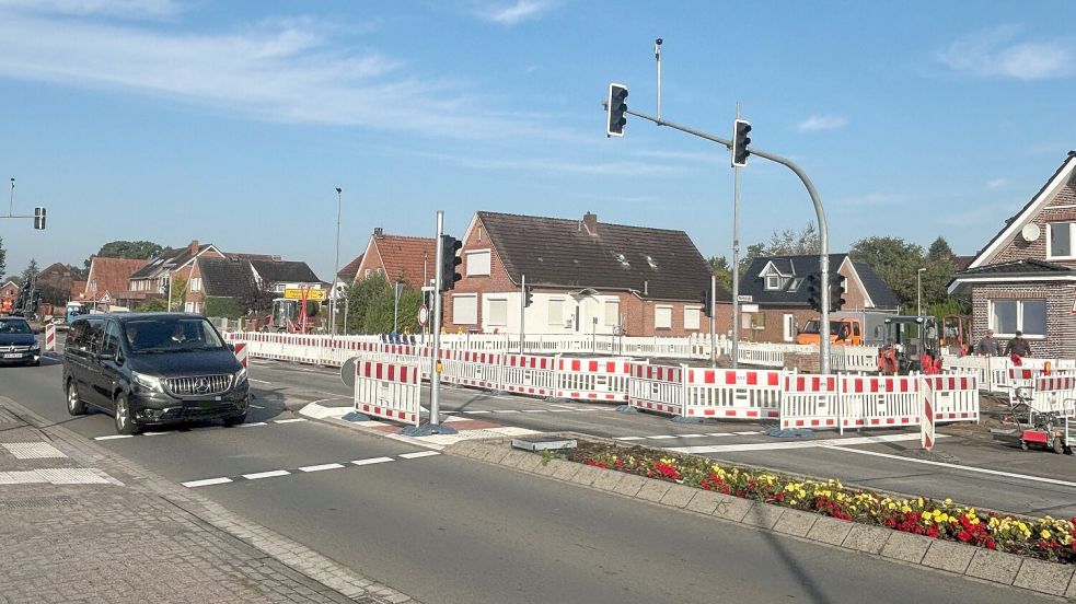 Die Kreuzung an der Hauptstraße/Nordstraße in Ostrhauderfehn wird zeitnah freigegeben. Etwas länger wird es noch dauern, bis die neuen Ampeln in Betrieb sind. Fotos: Zein