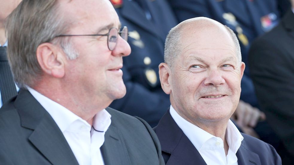 Laut einer Umfrage will eine große Mehrheit der Bundesbürger, dass Kanzler Scholz (rechts) zugunsten seines Verteidigungsministers Pistorius (links) auf eine erneute Kanzlerkandidatur verzichtet. (Archivbild) Foto: Christian Charisius/dpa