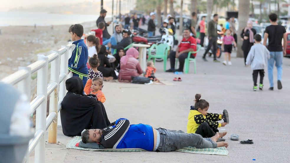 Zehntausende Libanesen flohen vor den israelischen Luftangriffen Richtung Norden. Foto: Mohammad Zaatari/AP/dpa