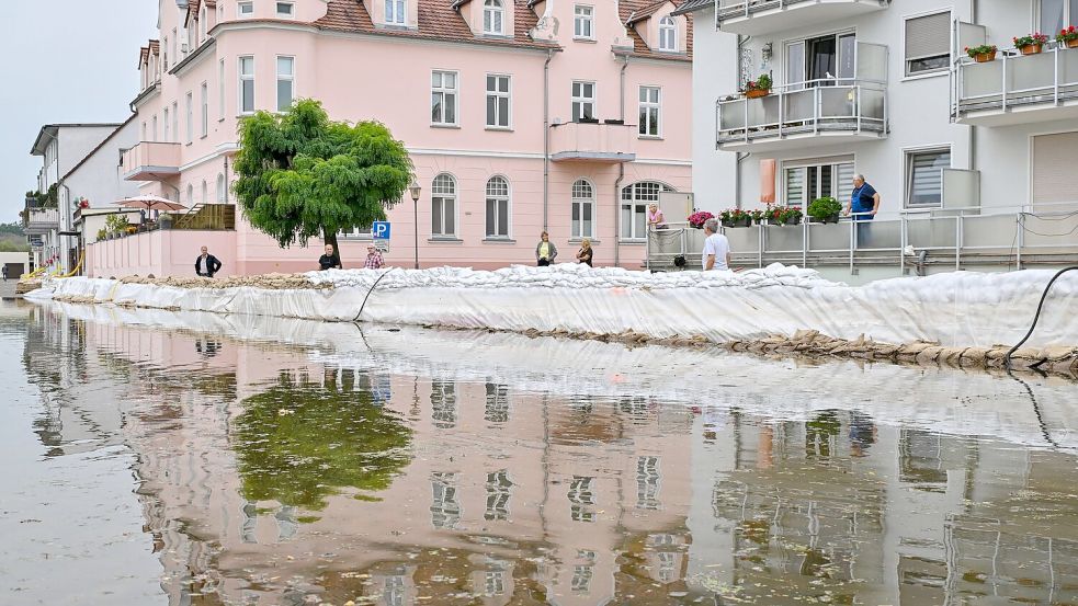 Erste Straßen sind in Eisenhüttenstadt überflutet. Die Stadt muss sich auf weiter steigende Wasserstände einstellen. Foto: Patrick Pleul/dpa